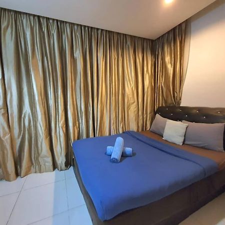 Regalia Suites With Infinity Pool Klcc By Staycation Homes 쿠알라룸푸르 외부 사진