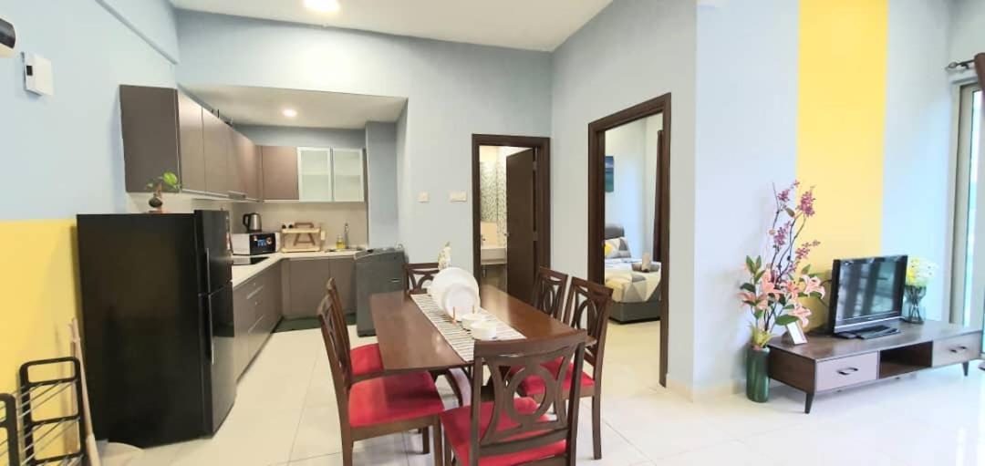 Regalia Suites With Infinity Pool Klcc By Staycation Homes 쿠알라룸푸르 외부 사진