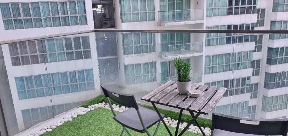 Regalia Suites With Infinity Pool Klcc By Staycation Homes 쿠알라룸푸르 외부 사진