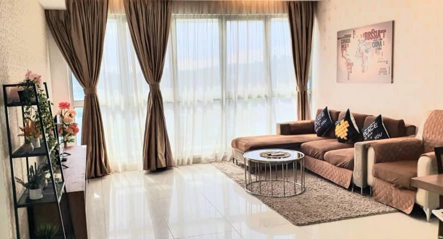 Regalia Suites With Infinity Pool Klcc By Staycation Homes 쿠알라룸푸르 외부 사진