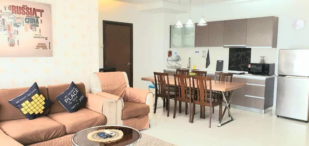 Regalia Suites With Infinity Pool Klcc By Staycation Homes 쿠알라룸푸르 외부 사진