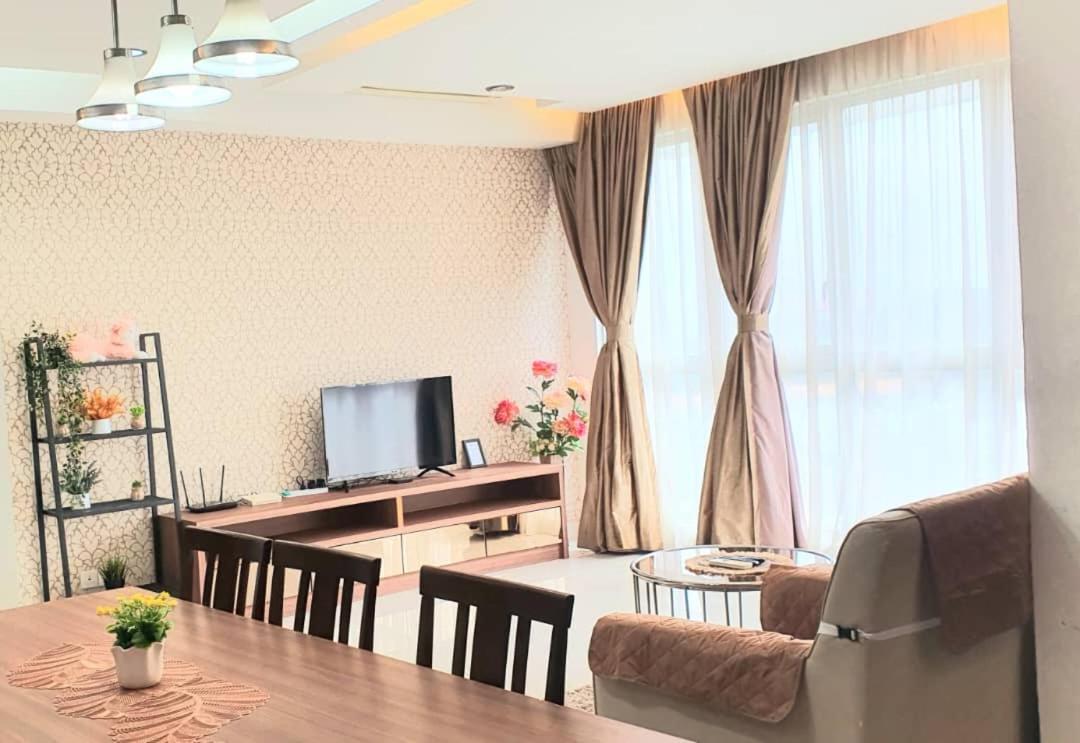 Regalia Suites With Infinity Pool Klcc By Staycation Homes 쿠알라룸푸르 외부 사진
