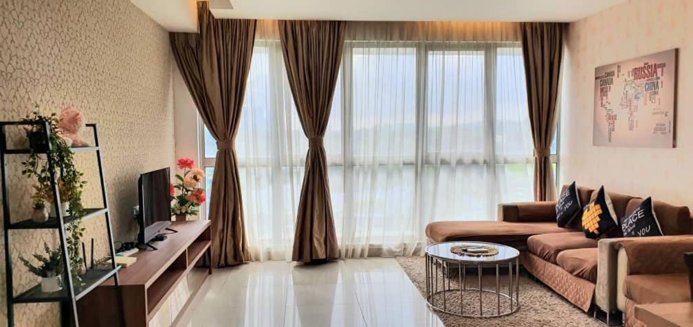 Regalia Suites With Infinity Pool Klcc By Staycation Homes 쿠알라룸푸르 외부 사진