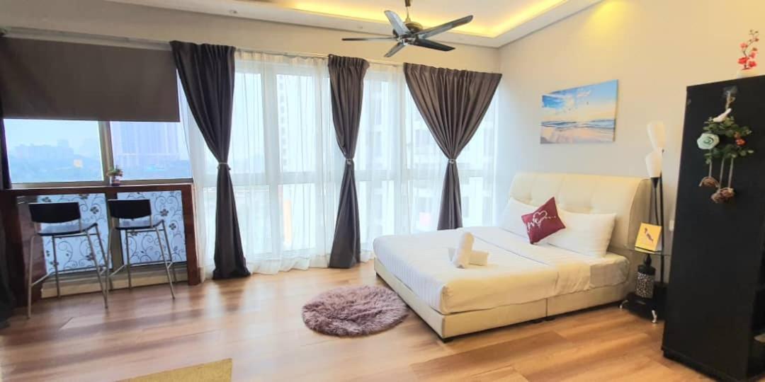 Regalia Suites With Infinity Pool Klcc By Staycation Homes 쿠알라룸푸르 외부 사진