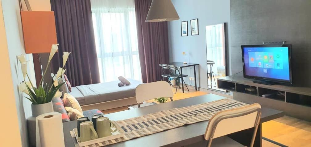Regalia Suites With Infinity Pool Klcc By Staycation Homes 쿠알라룸푸르 외부 사진