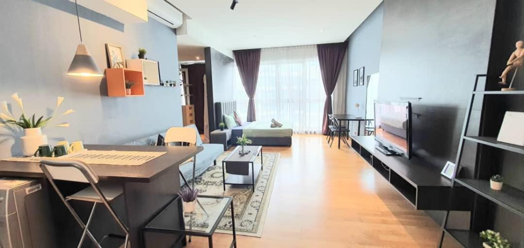 Regalia Suites With Infinity Pool Klcc By Staycation Homes 쿠알라룸푸르 외부 사진