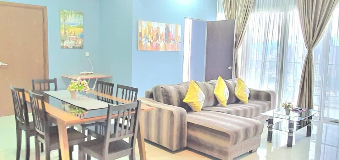 Regalia Suites With Infinity Pool Klcc By Staycation Homes 쿠알라룸푸르 외부 사진