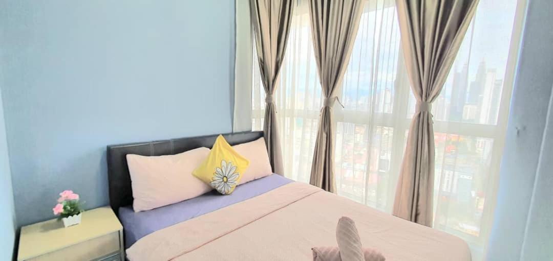 Regalia Suites With Infinity Pool Klcc By Staycation Homes 쿠알라룸푸르 외부 사진