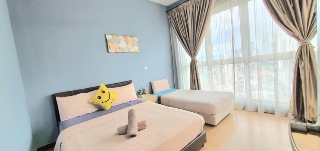 Regalia Suites With Infinity Pool Klcc By Staycation Homes 쿠알라룸푸르 외부 사진