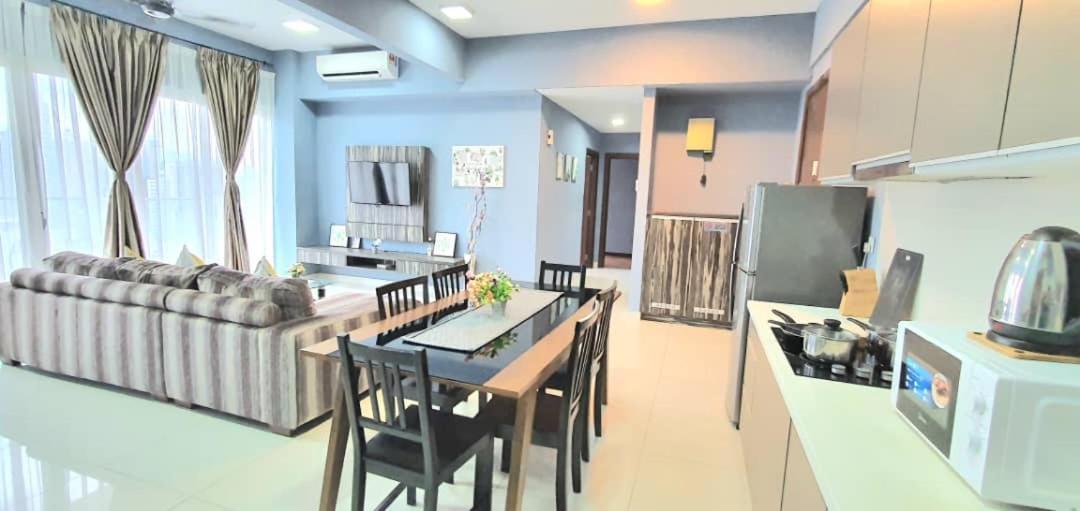 Regalia Suites With Infinity Pool Klcc By Staycation Homes 쿠알라룸푸르 외부 사진