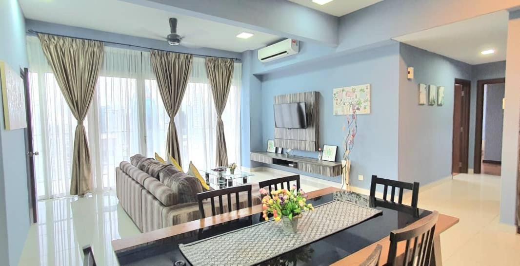 Regalia Suites With Infinity Pool Klcc By Staycation Homes 쿠알라룸푸르 외부 사진