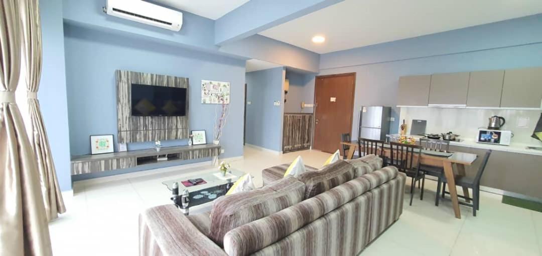 Regalia Suites With Infinity Pool Klcc By Staycation Homes 쿠알라룸푸르 외부 사진