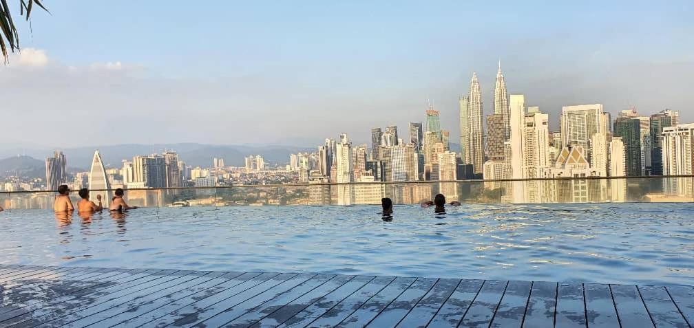 Regalia Suites With Infinity Pool Klcc By Staycation Homes 쿠알라룸푸르 외부 사진
