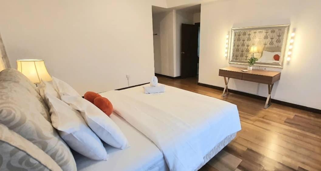 Regalia Suites With Infinity Pool Klcc By Staycation Homes 쿠알라룸푸르 외부 사진