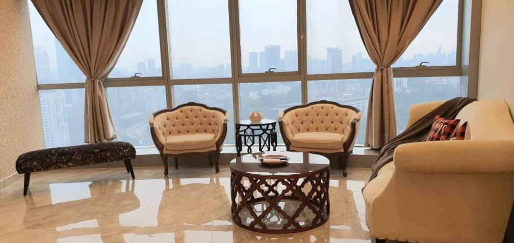 Regalia Suites With Infinity Pool Klcc By Staycation Homes 쿠알라룸푸르 외부 사진