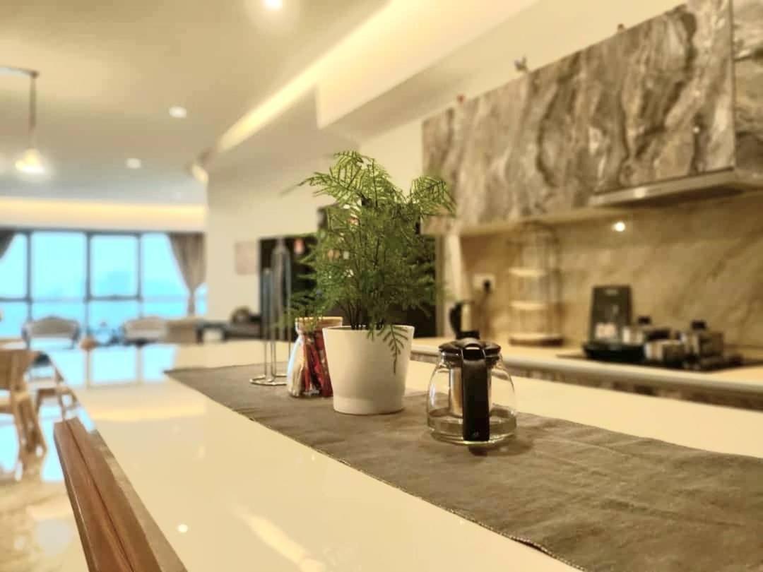 Regalia Suites With Infinity Pool Klcc By Staycation Homes 쿠알라룸푸르 외부 사진