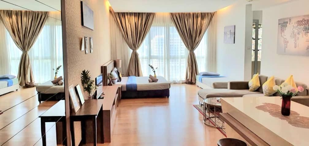 Regalia Suites With Infinity Pool Klcc By Staycation Homes 쿠알라룸푸르 외부 사진