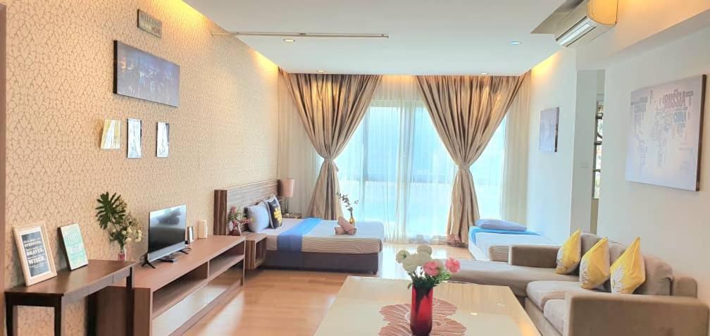 Regalia Suites With Infinity Pool Klcc By Staycation Homes 쿠알라룸푸르 외부 사진